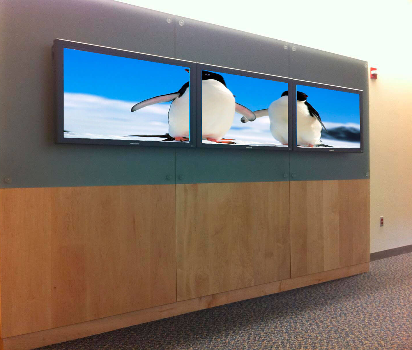 Soporte videowall para tres pantallas industriales Soporte videowall para tres pantallas industriales
